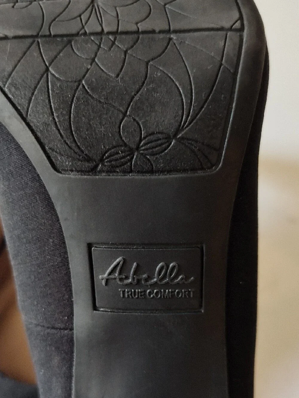 Abella sleek black